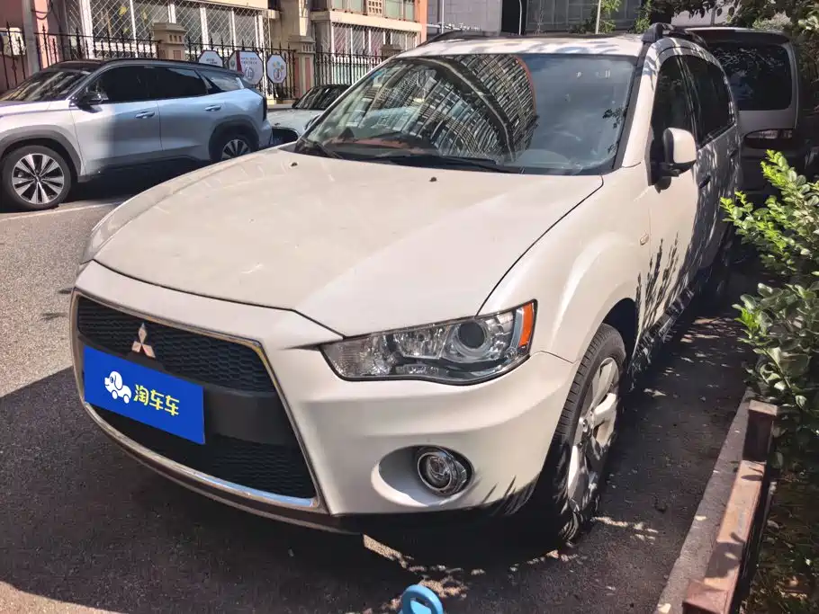 Mitsubishi Outlander (Import) 2012 2012 Outlander 2.4 Fashion Navigation Edition