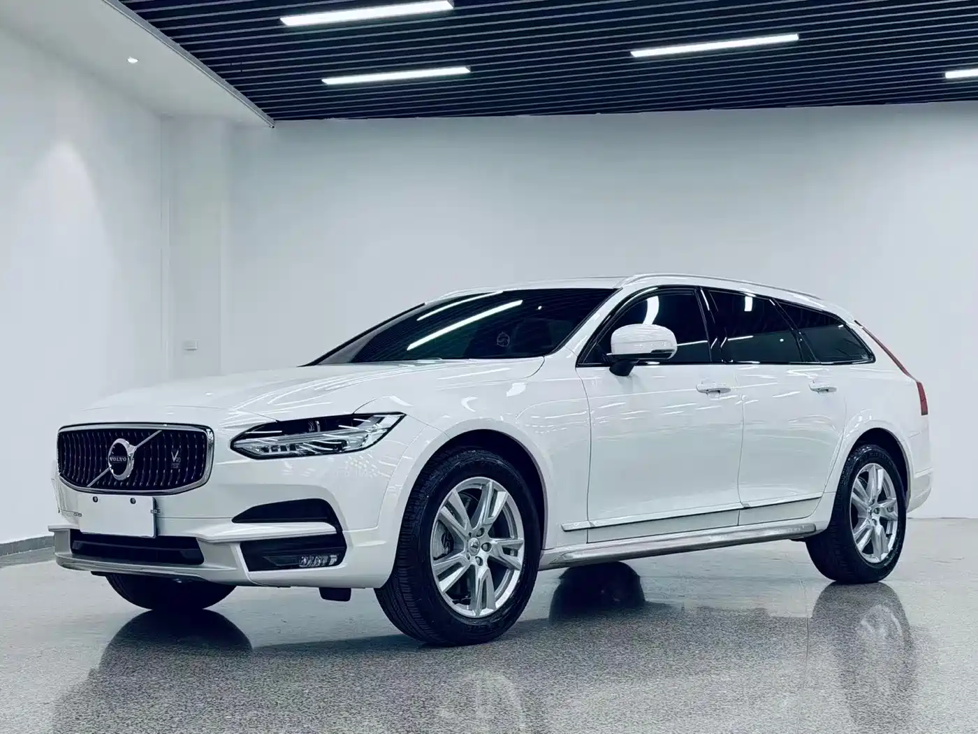 Фото 1 - Volvo V90