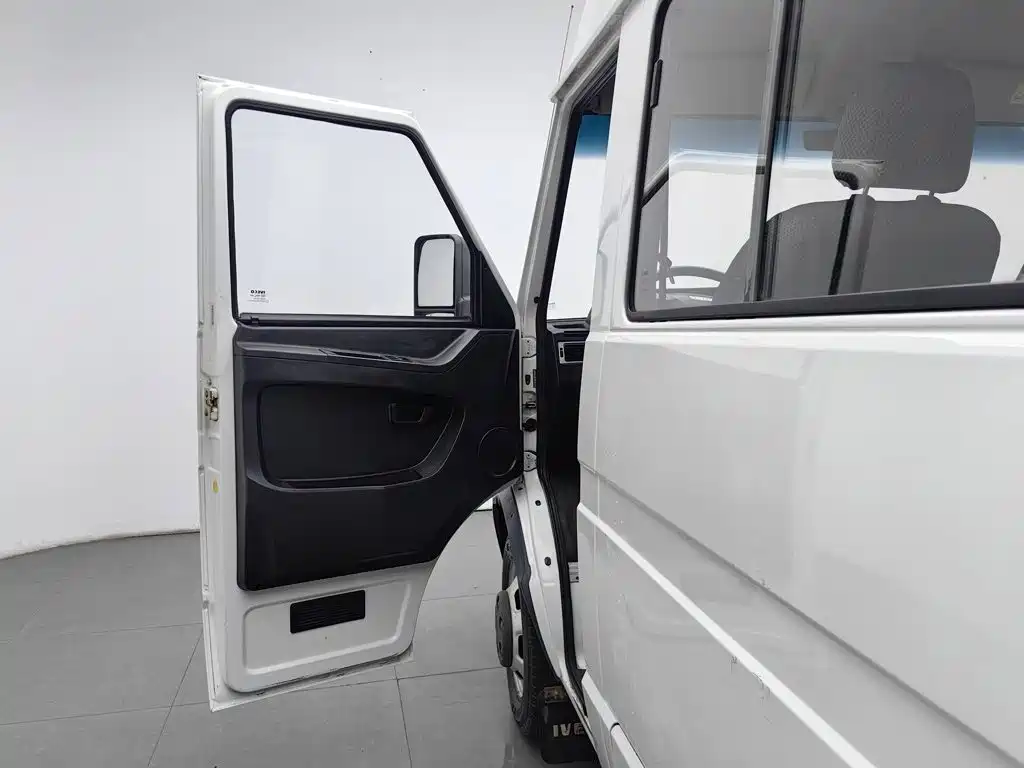 Iveco Daily 2021 2021 Model 2.5T A35 M1 Passenger Vehicle 5-9 Seats Short Wheelbase Medium Roof Dual Tires Sliding Door