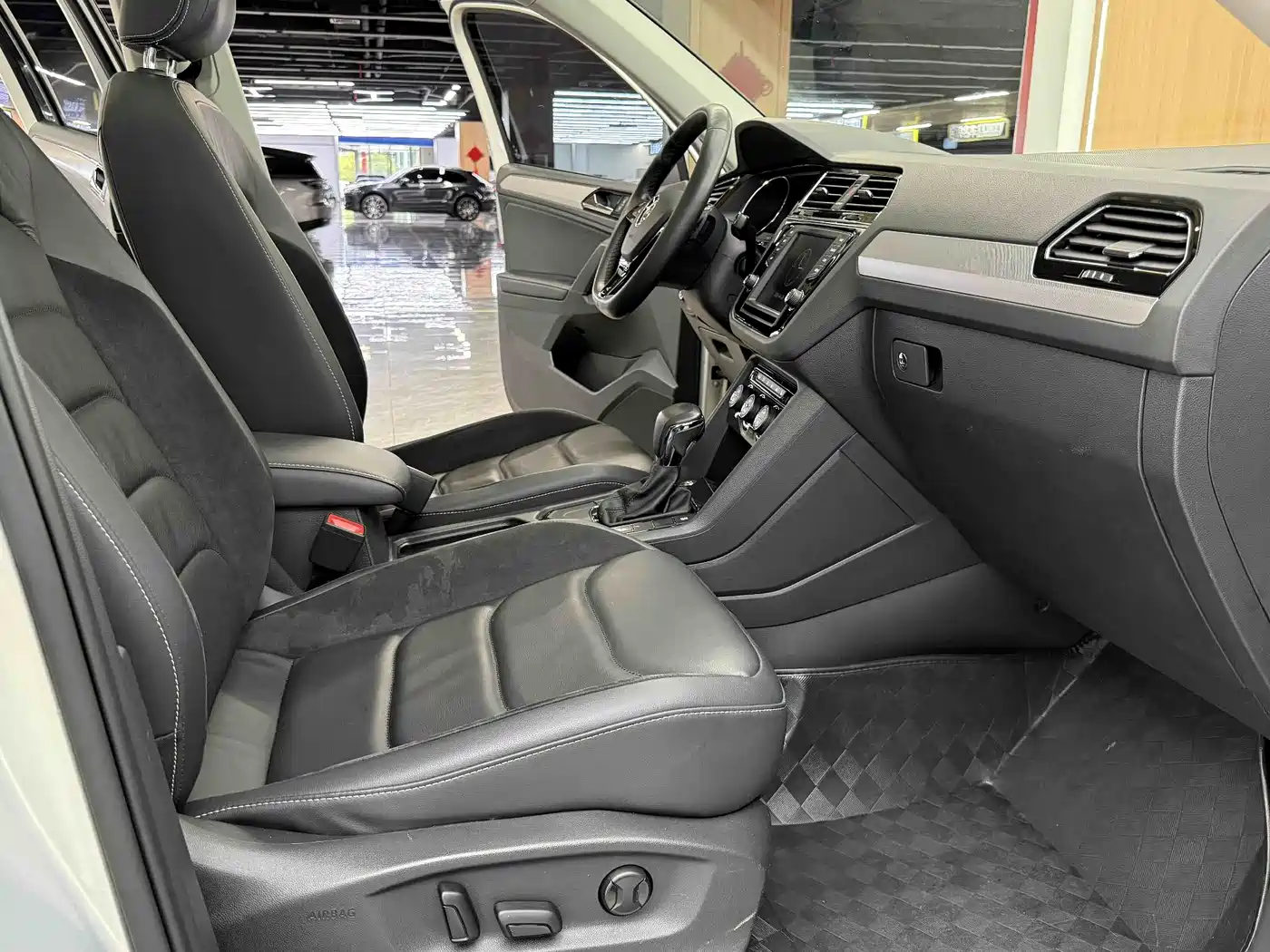 Volkswagen Tiguan L 2018 330TSI Automatic 2WD Luxury Edition фото 11