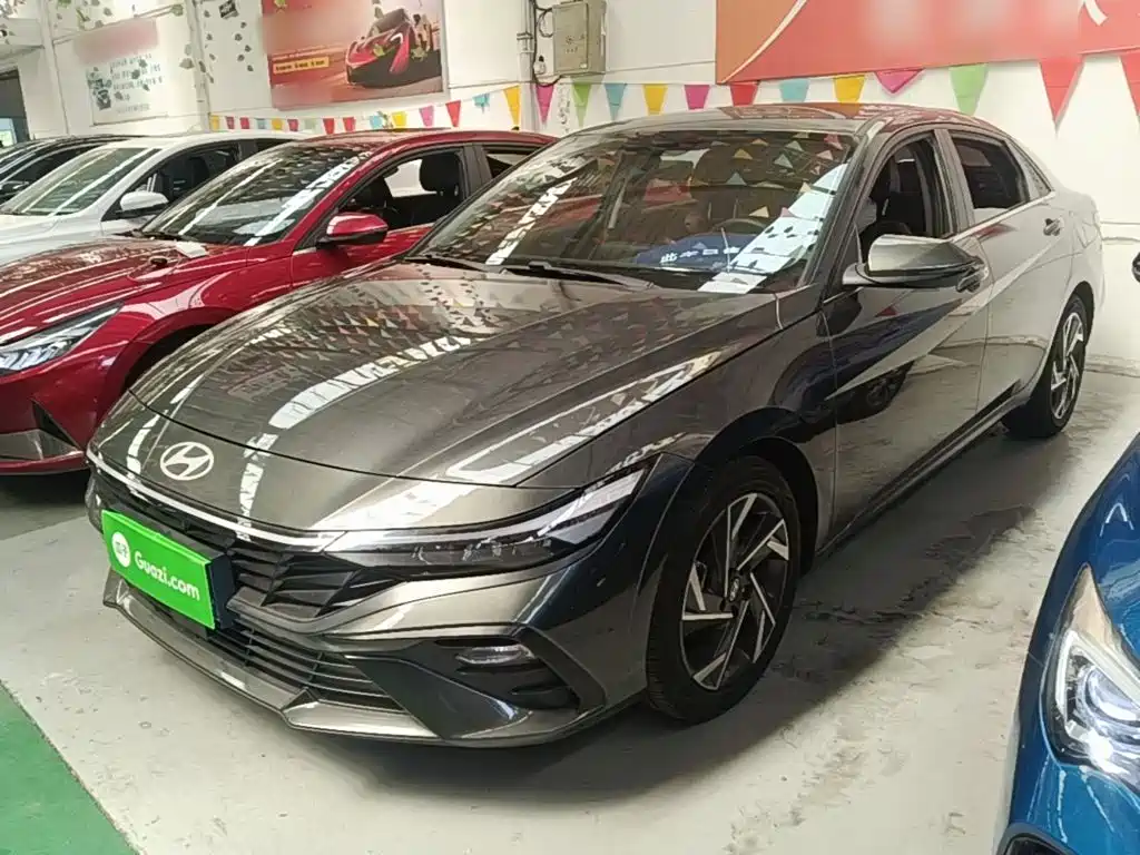 Photo 2 - Hyundai Elantra
