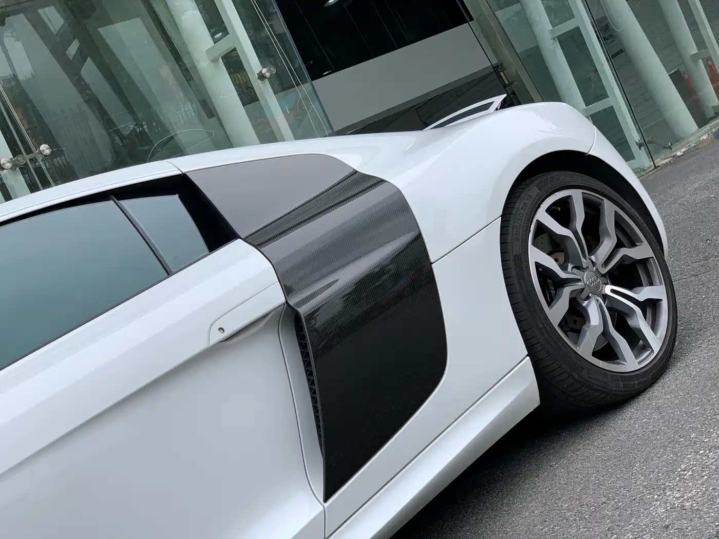 Audi R8 2010 5.2 FSI quattro фото 19