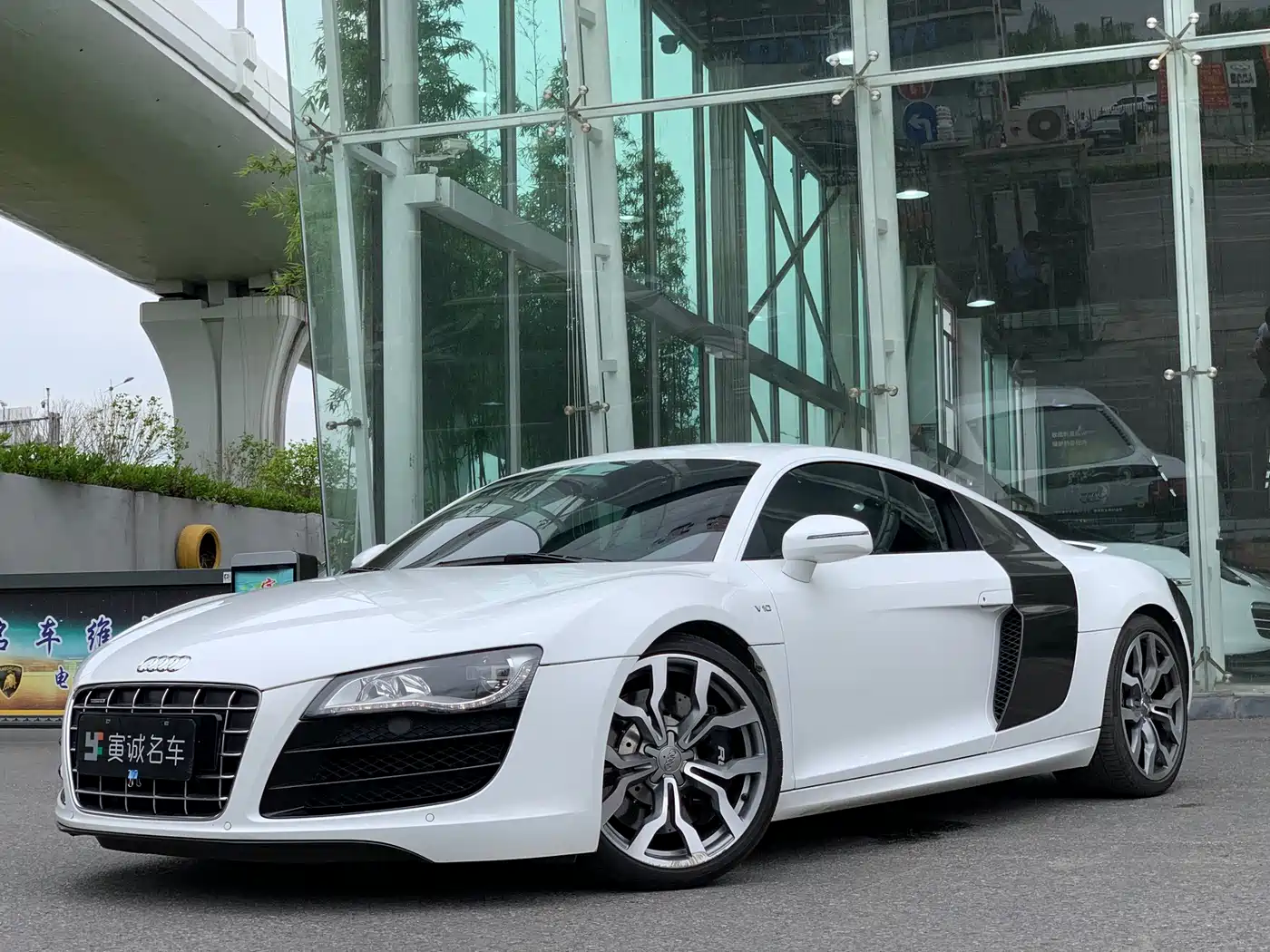 Audi R8 2010 5.2 FSI quattro фото 2