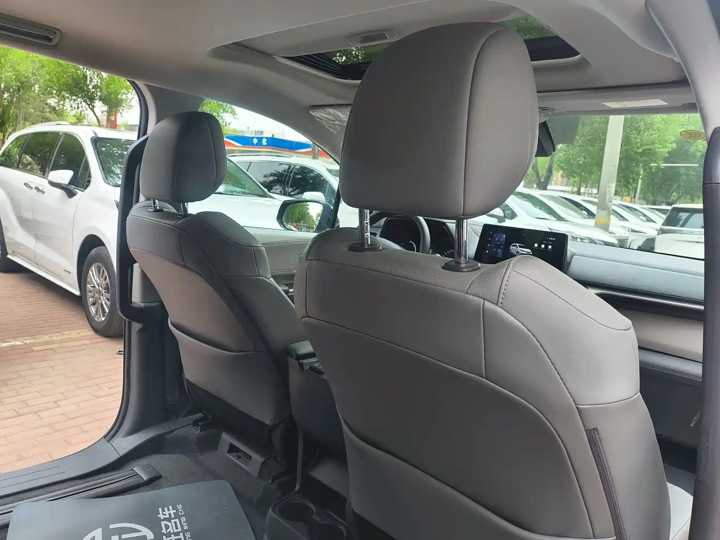 Toyota Granvia 2024 2.5L Hybrid Comfort фото 22