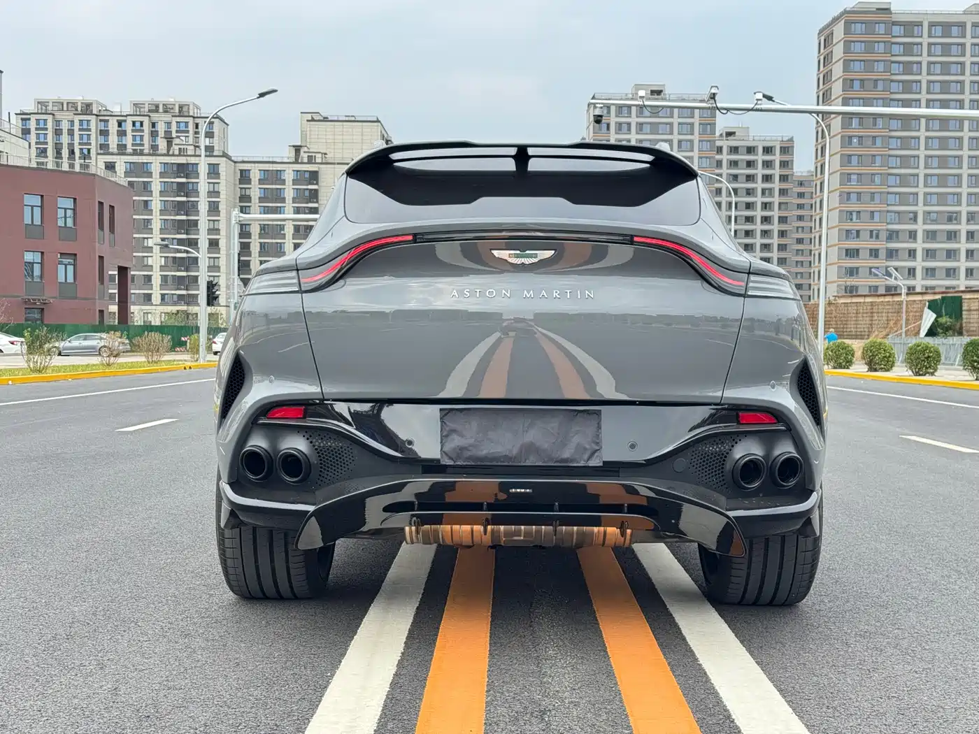 ASTON MARTIN DBX