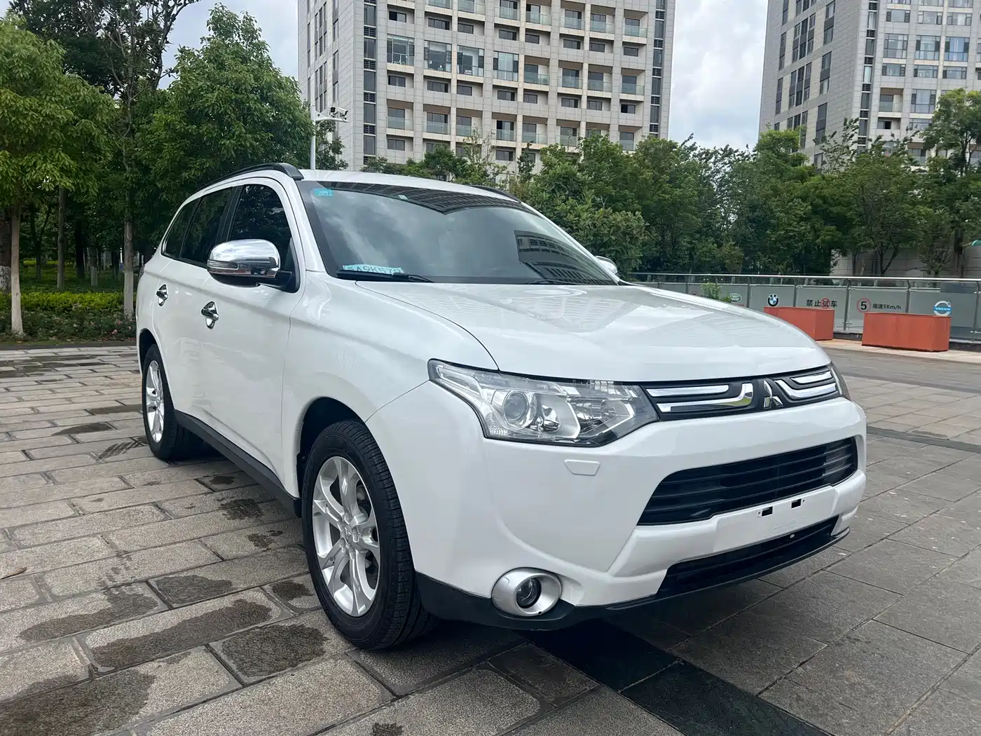 Mitsubishi Outlander (Import) 2014 2.4L 4WD Luxury Value Edition 5-seater фото 3