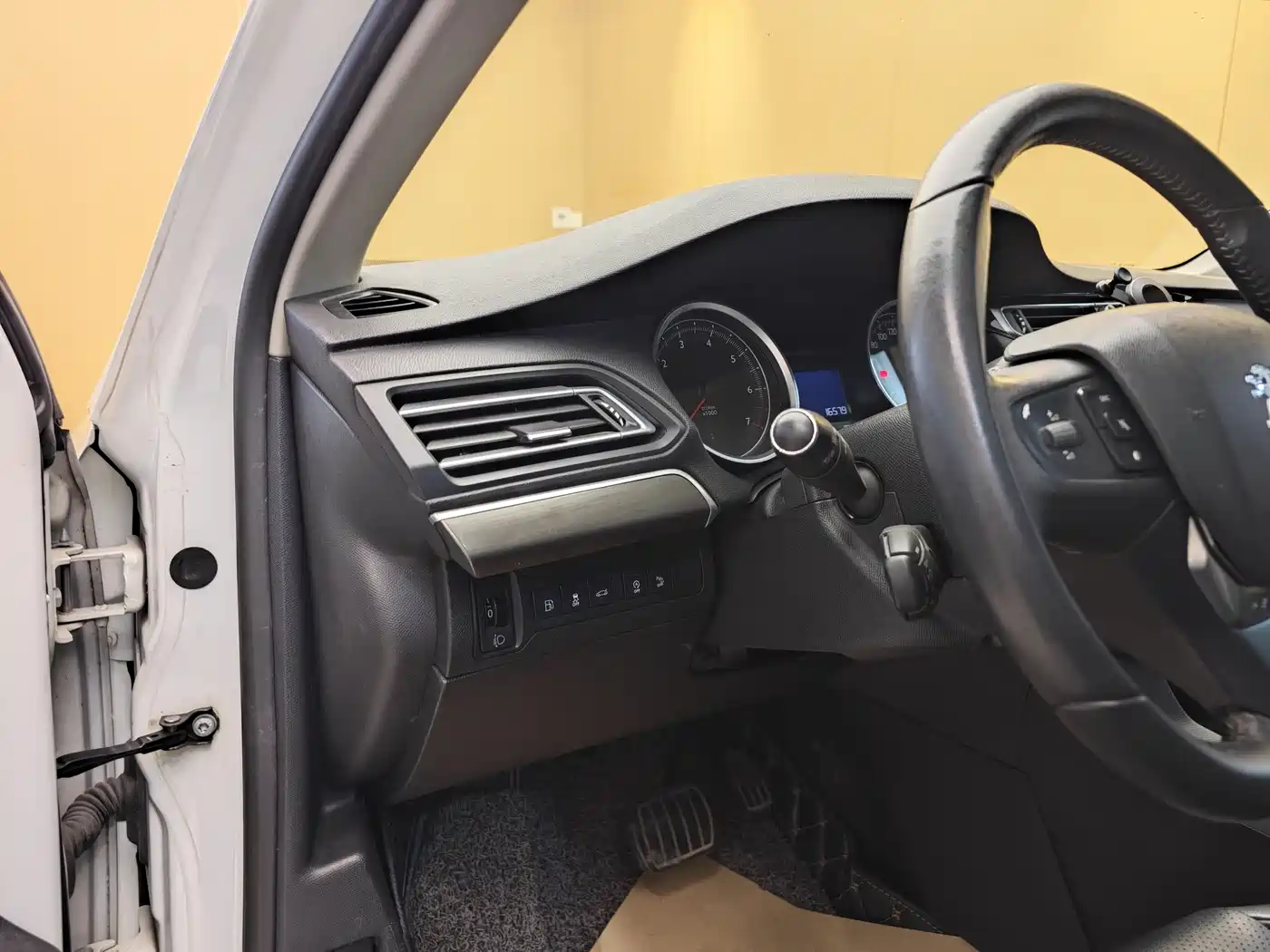 Peugeot 408 2016 1.6T Automatic Luxury Edition фото 11