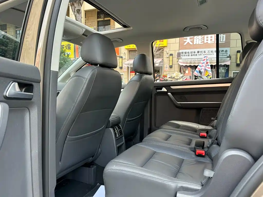Фото 9 - Volkswagen Touran