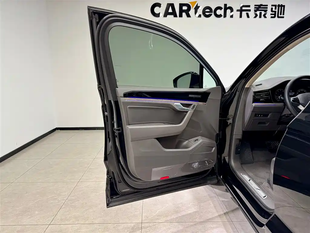 Volkswagen Touareg 2023 3.0TSI R-Line Black Sports Package фото 17
