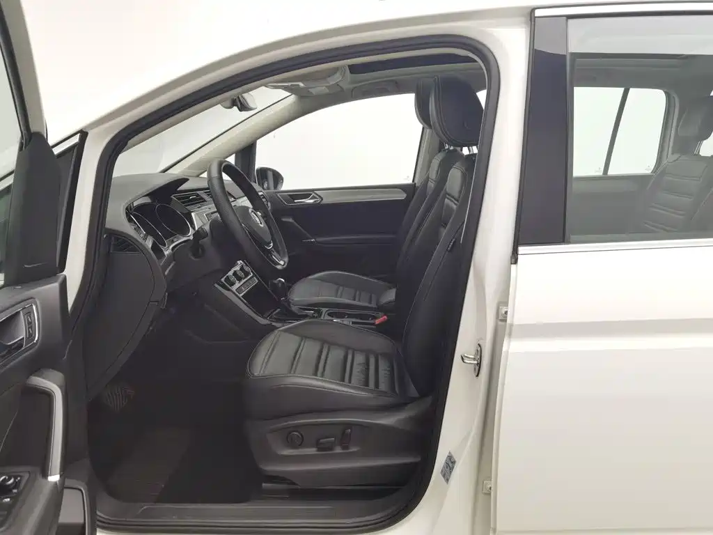 Photo 10 - Volkswagen Touran