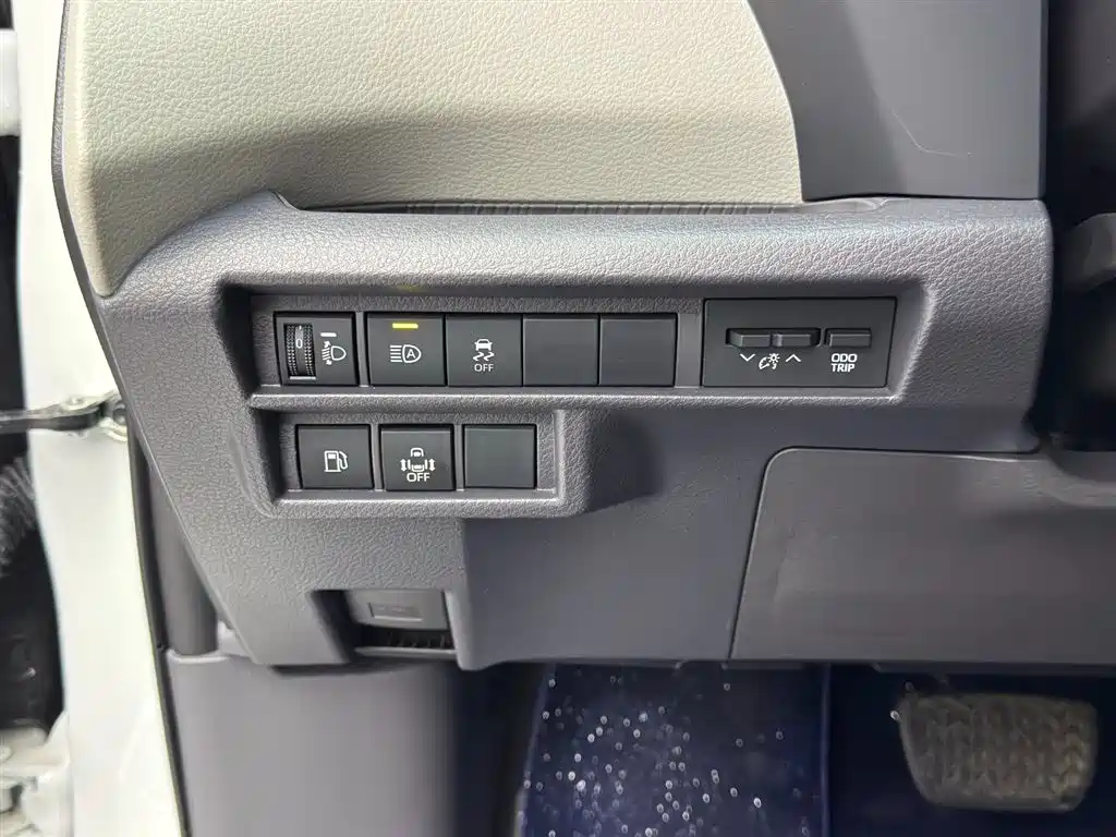 Toyota Granvia 2024 2.5L Hybrid Comfort фото 15
