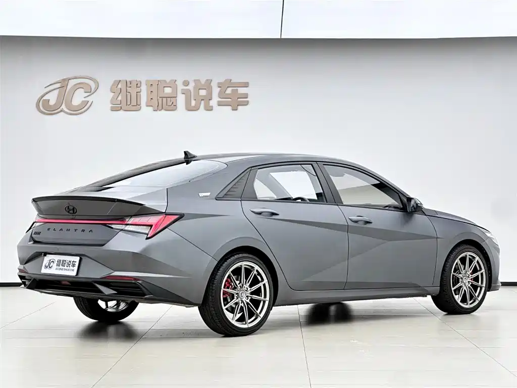 Hyundai Elantra 2022 1.5L CVT 20th Anniversary Edition фото 6
