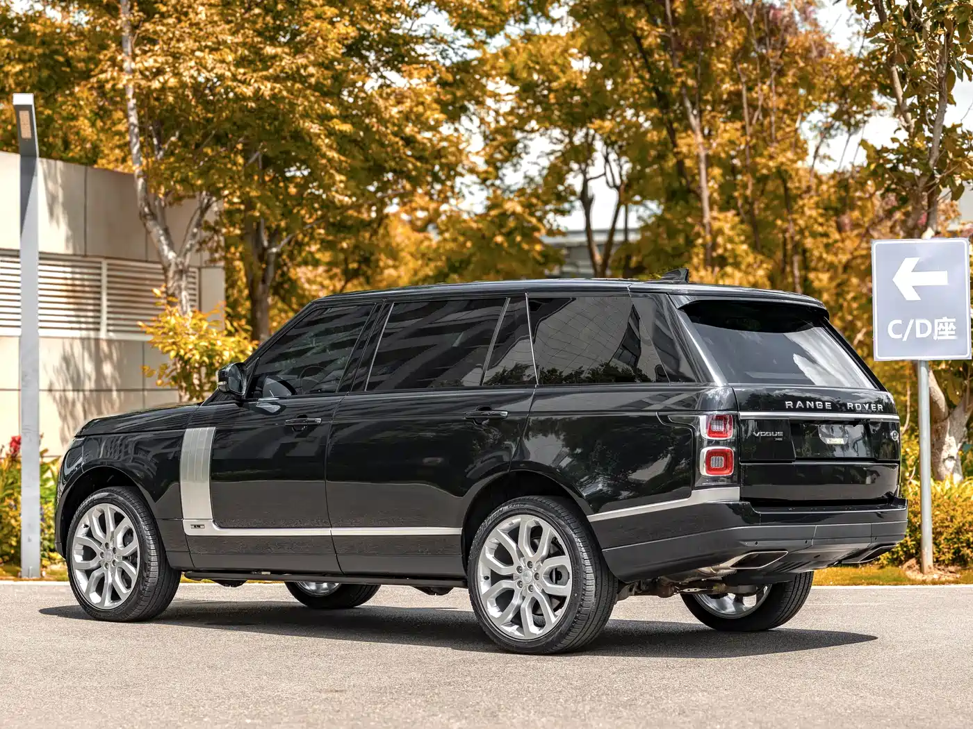 Land Rover Range Rover 2021 3.0 L6 Heritage Extended Classic Edition фото 4