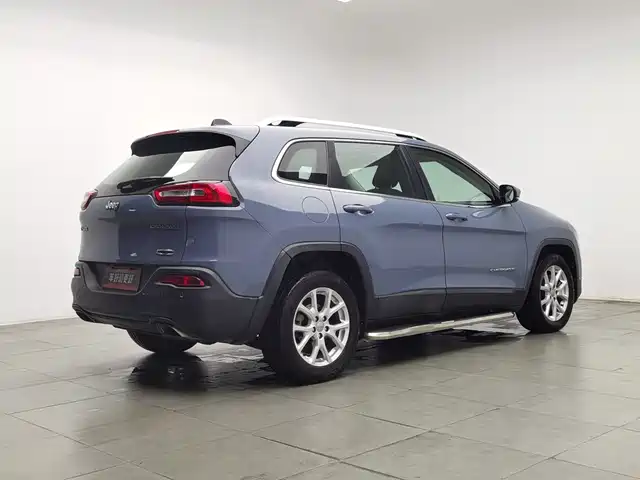 Jeep Cherokee 2016 2.4L Leading Edition — фото 2