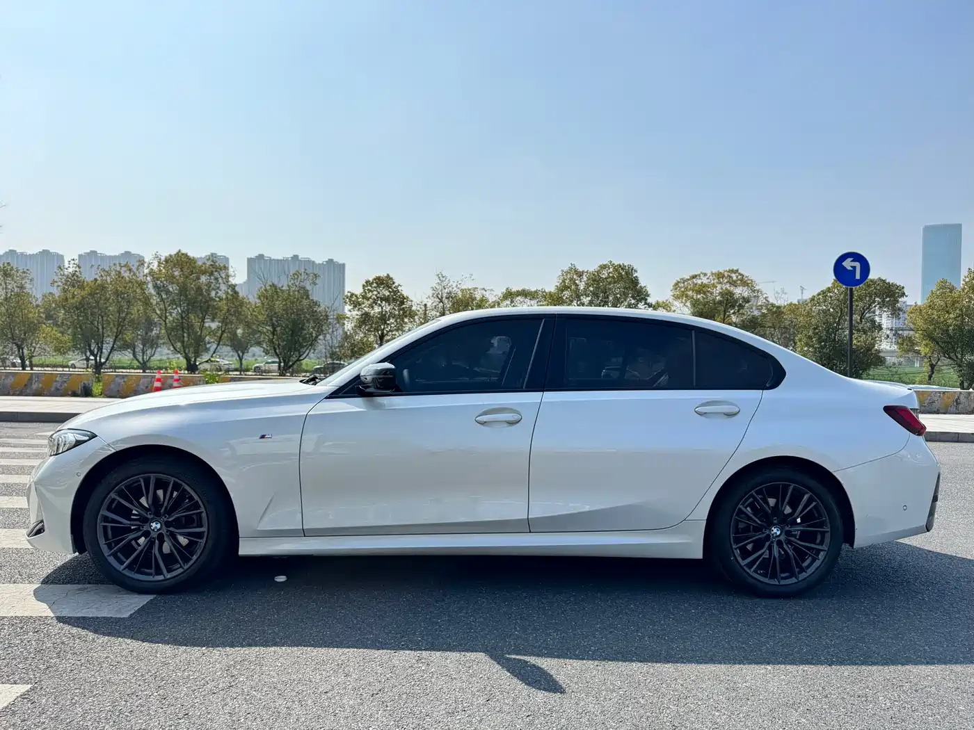 BMW 3 Series 2023 325Li M Sport Black Night Package фото 7