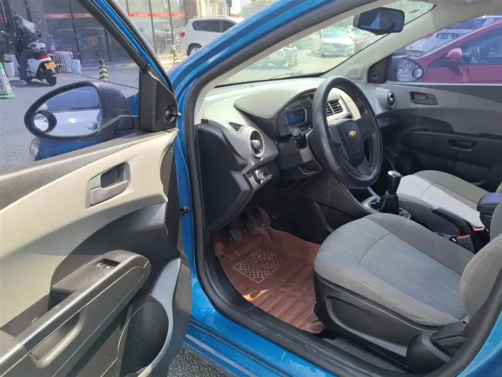 Chevrolet Aveo 2014 Sedan 1.4SL MT Luxury Edition фото 16
