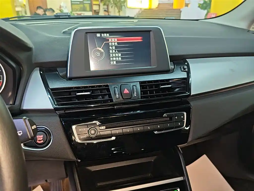 BMW 2 Series Touring 2016 218i Leading фото 13