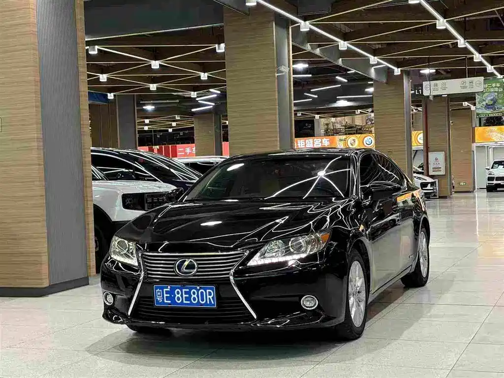 Фото 1 - Lexus ES