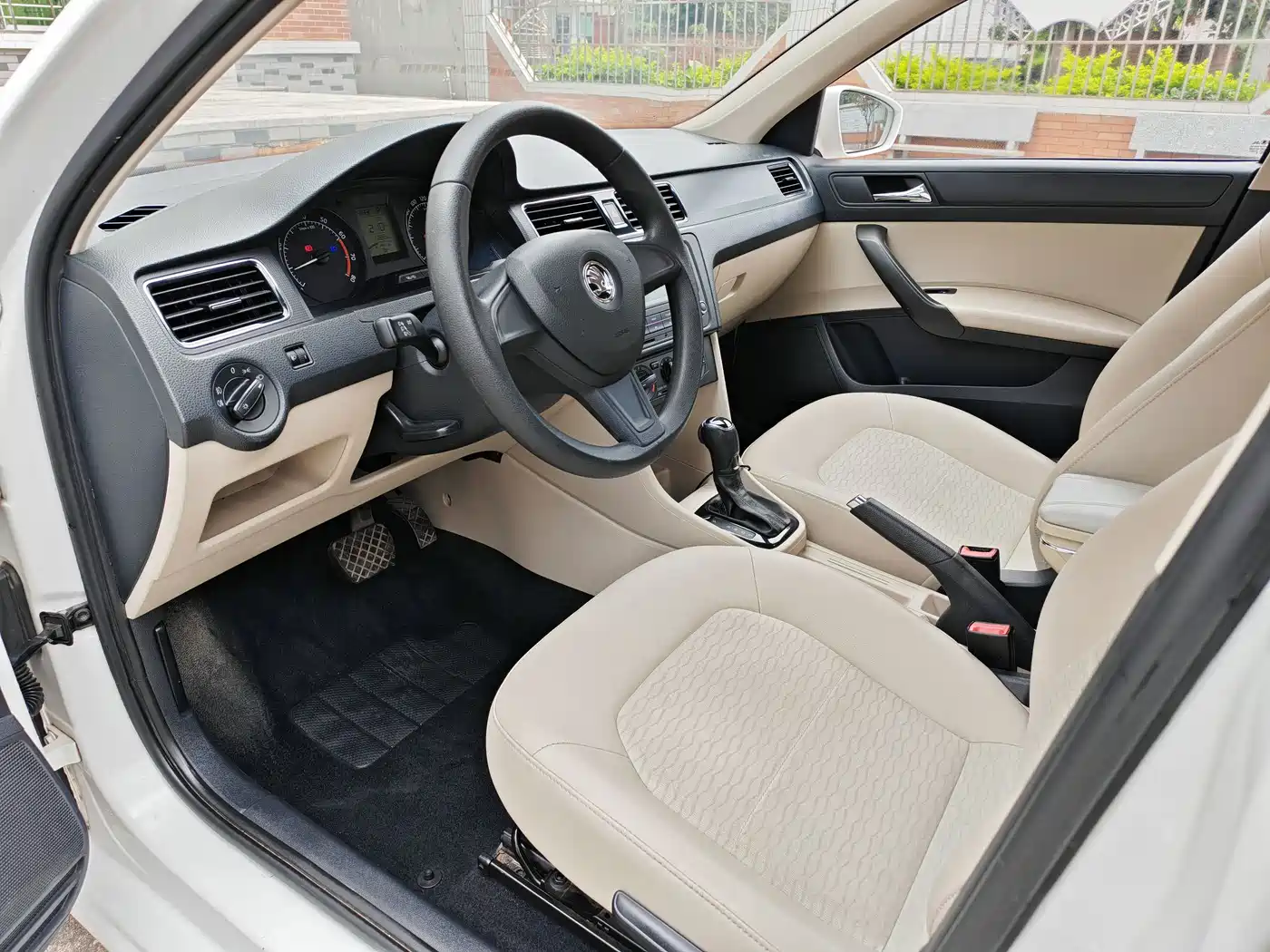 Škoda Rapid 2016 1.6L Automatic Pioneer Edition фото 4