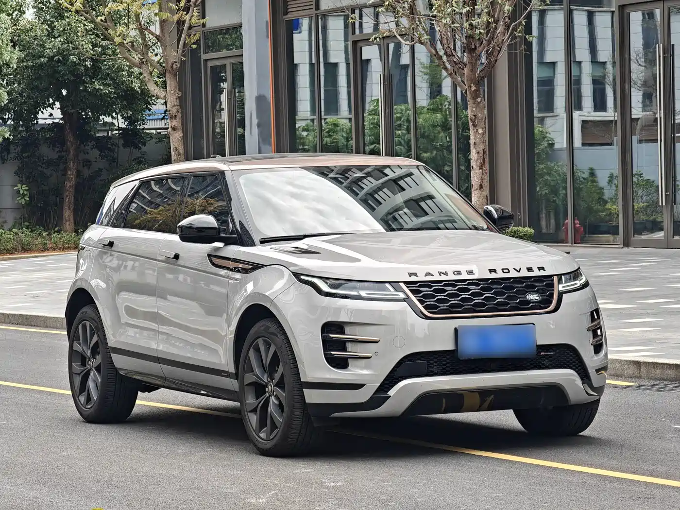 Land Rover Range Rover Evoque 2023 Range Rover Evoque L 249PS Corinthian Bronze Special Edition фото 3