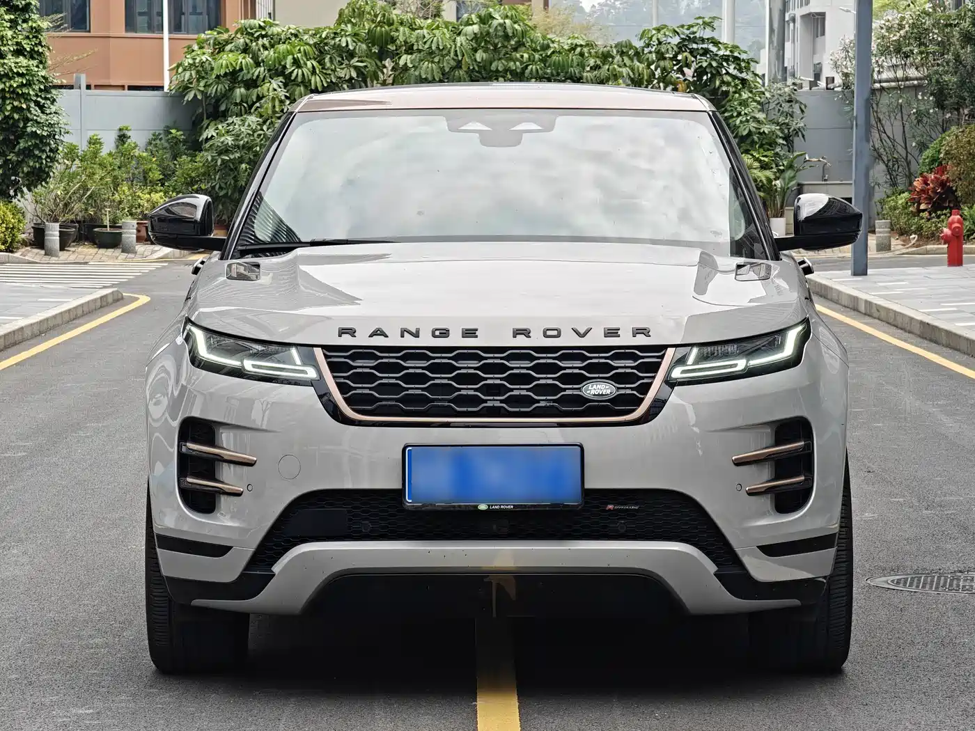 Land Rover Range Rover Evoque 2023 Range Rover Evoque L 249PS Corinthian Bronze Special Edition фото 2