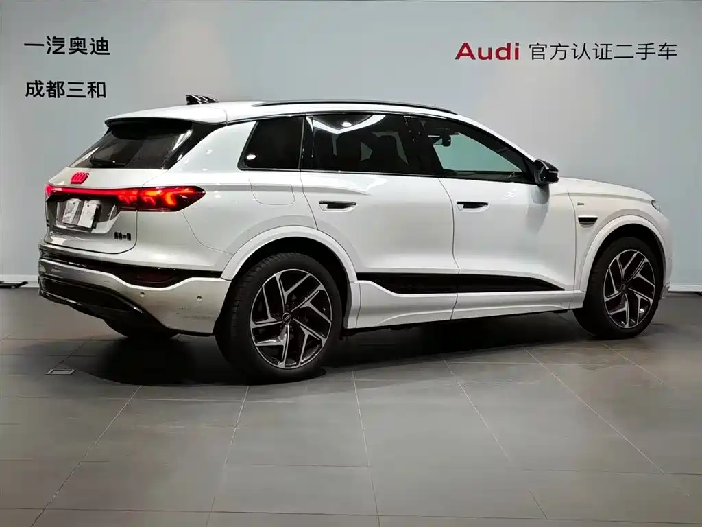 AUDI Q6L E TRON