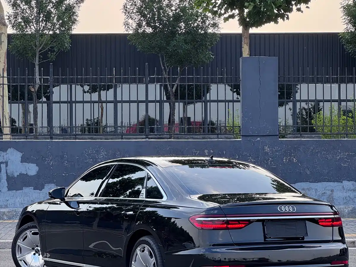 AUDI A8