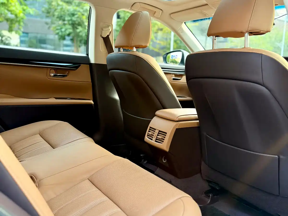 Photo 21 - Lexus ES