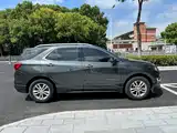 Photo 4 - Chevrolet Equinox