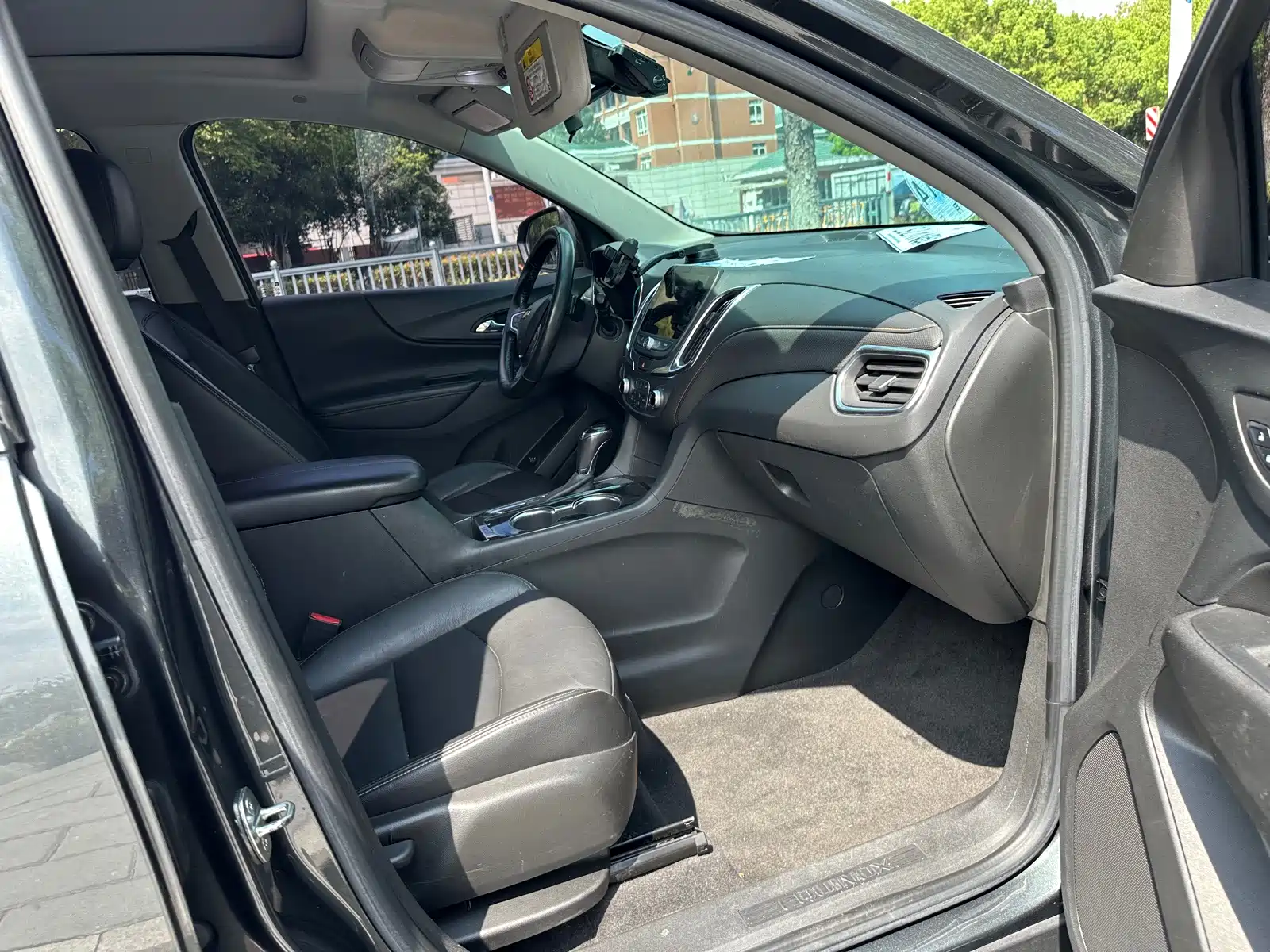 Photo 12 - Chevrolet Equinox