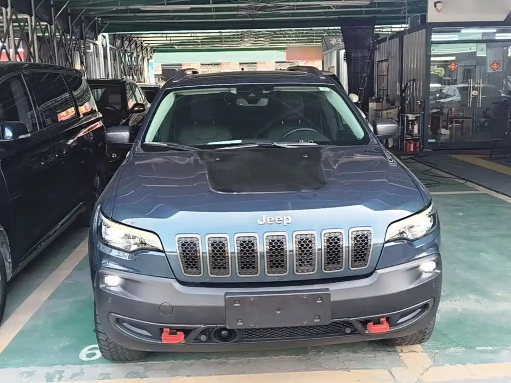 Photo 3 - Jeep Cherokee