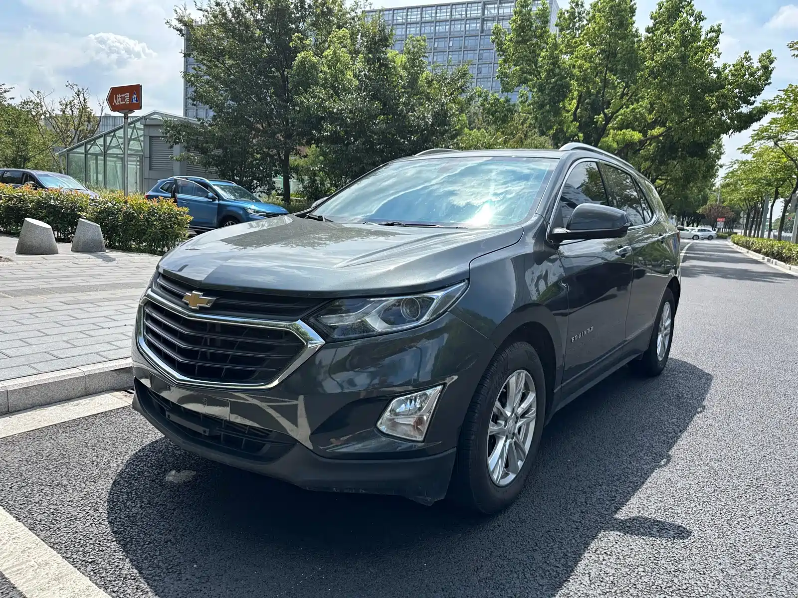 Photo 1 - Chevrolet Equinox