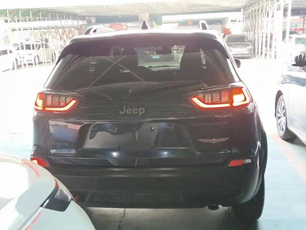 Photo 6 - Jeep Cherokee