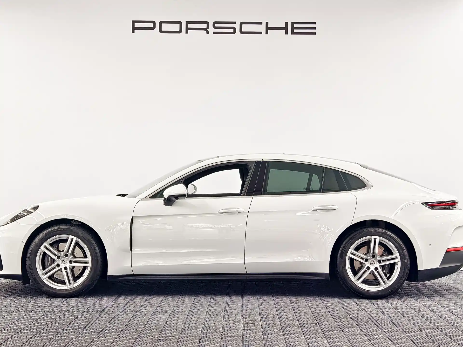 صورة 4 - Porsche Panamera
