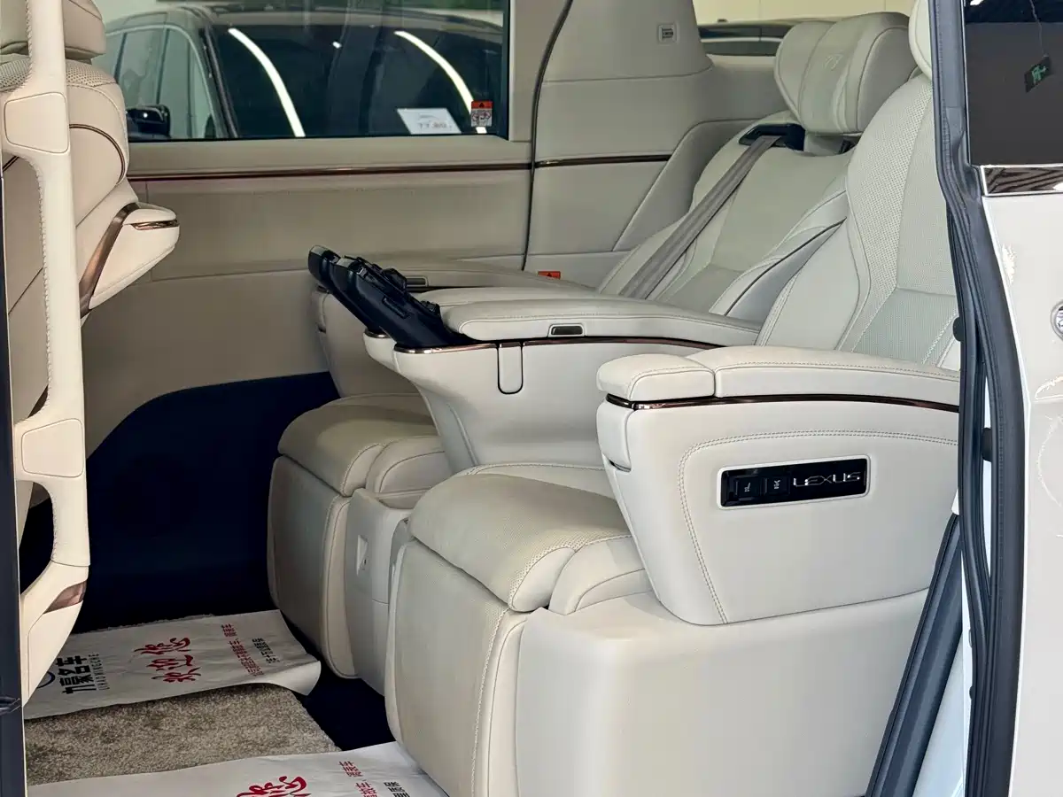Lexus LM 2023 500h 6-Seater Prestige Edition фото 5