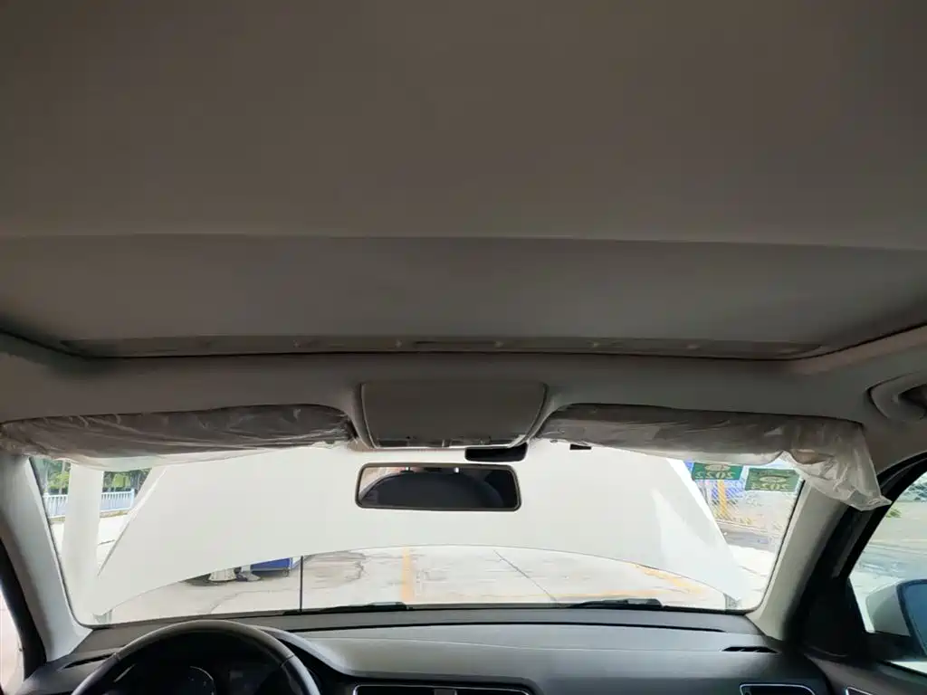 Volkswagen Lavida 2015 1.6L Automatic Comfort Edition фото 18