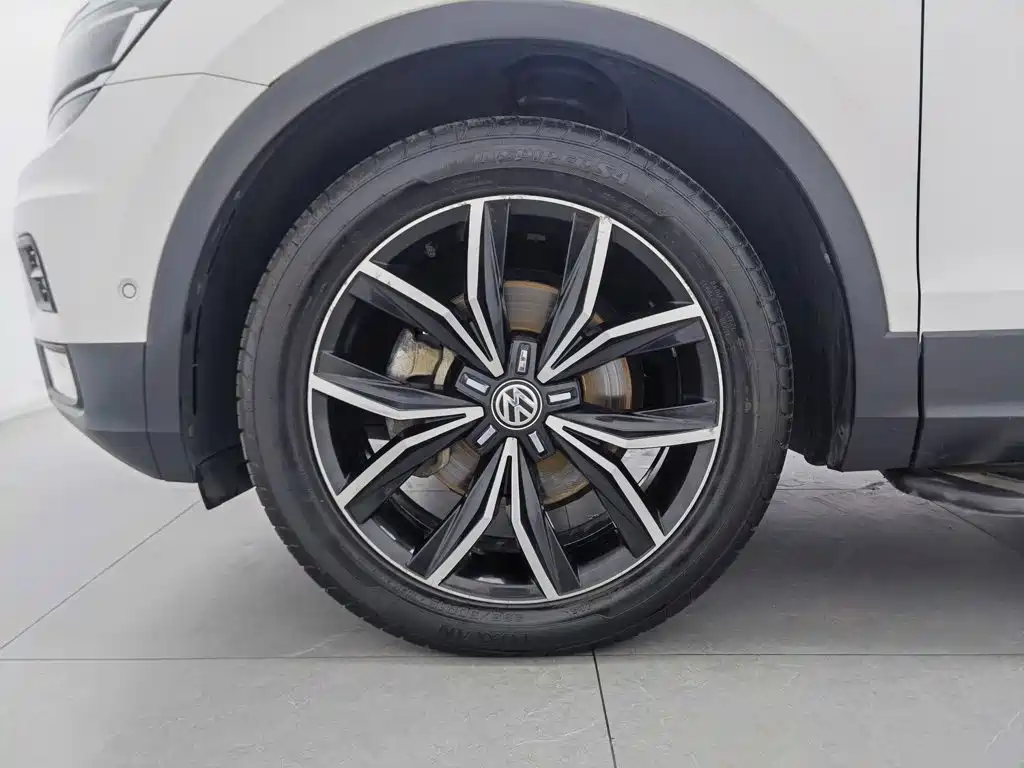 Фото 17 - Volkswagen Tiguan L