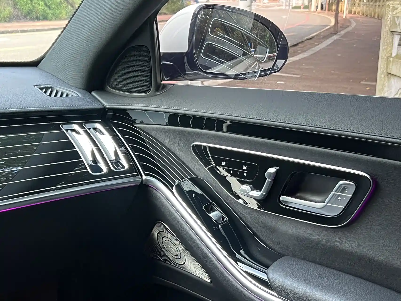 Photo 16 - Mercedes-Benz S-Class