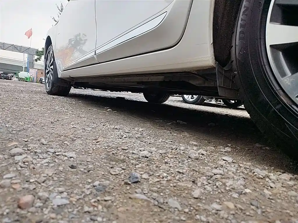 Toyota Corolla 2016 Dual Hybrid 1.8L E-CVT Elite Edition фото 22