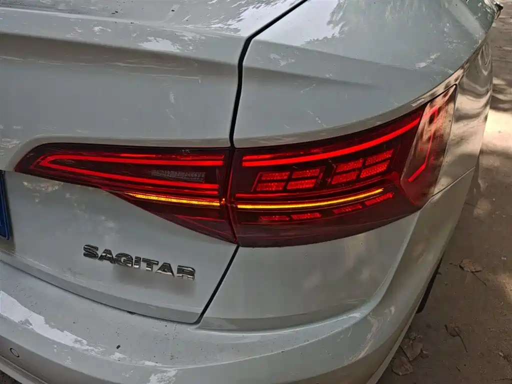 VOLKSWAGEN SAGITAR