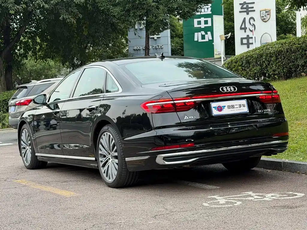 Photo 4 - Audi A8
