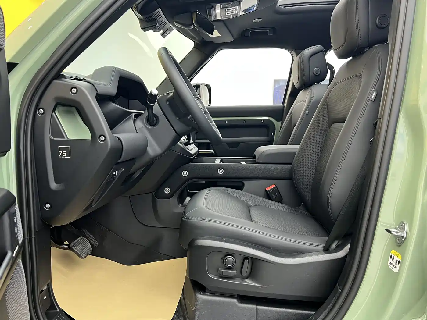 Land Rover Defender 2023 110 3.0T P400 75th Anniversary Legend Edition фото 3