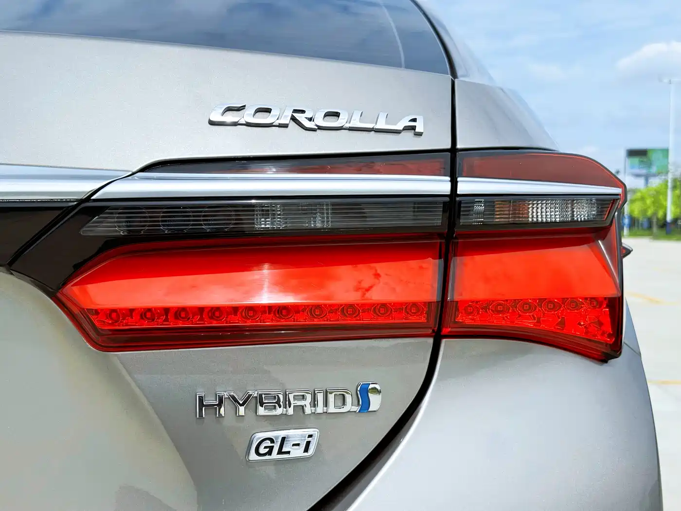 Toyota Corolla 2017 Facelift Hybrid 1.8L E-CVT Leading Edition фото 9