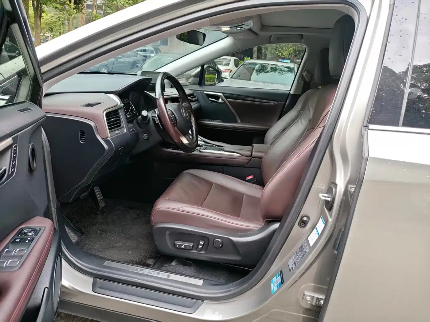 Photo 4 - Lexus RX