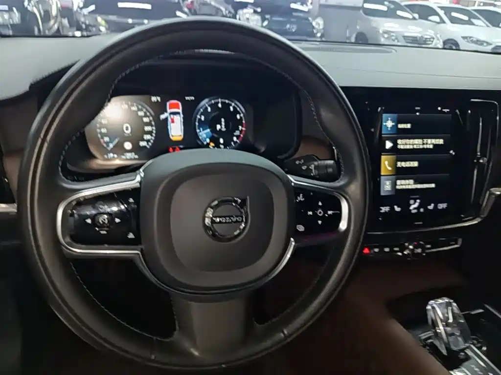 VOLVO S90