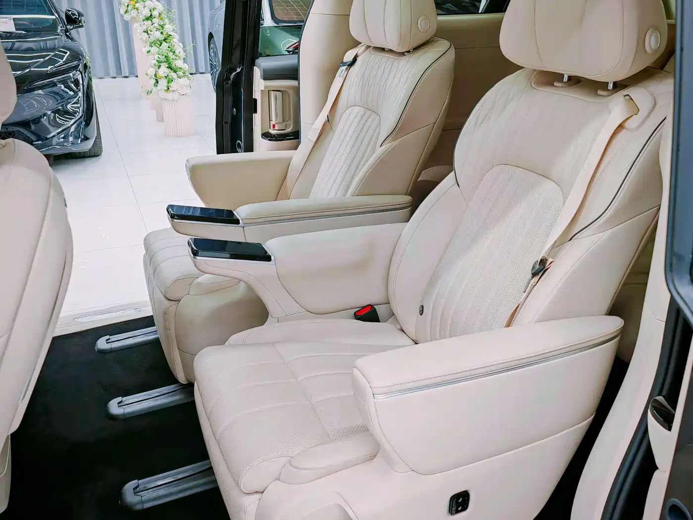 Voyah Auto Voyah Dreamer 2025 PHEV AWD Flagship Kunpeng Edition фото 11