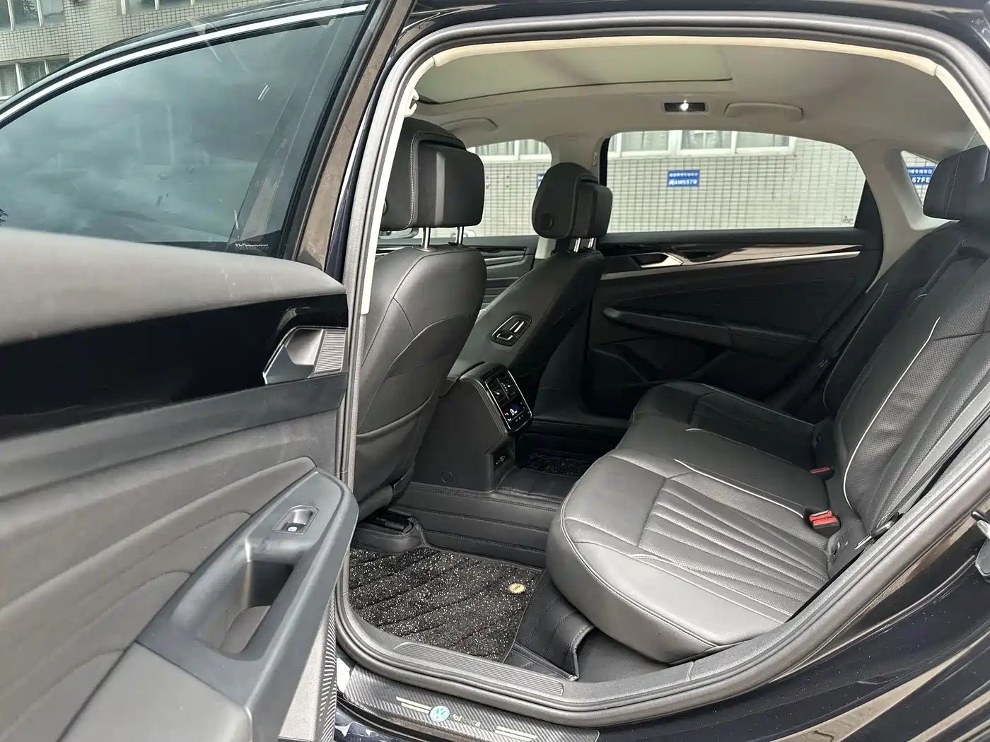 Volkswagen Passat 2024 380TSI Luxury фото 9