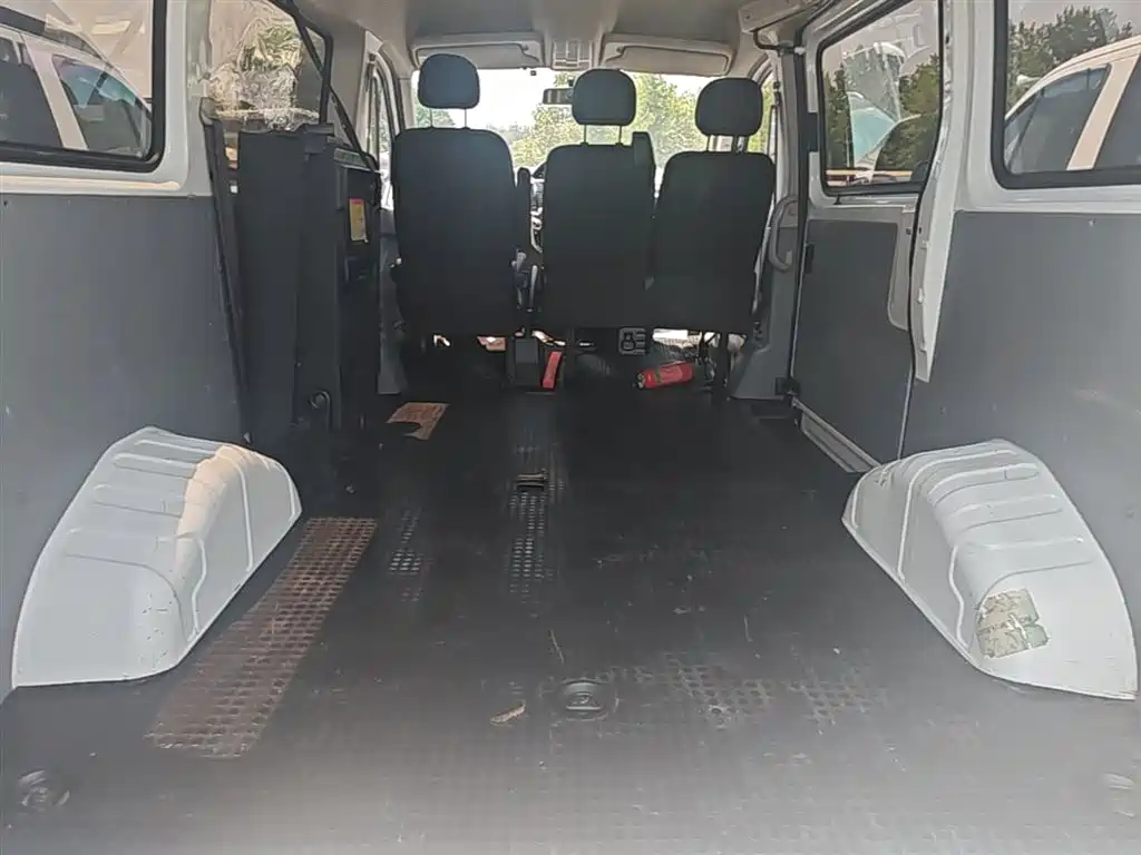 SAIC Maxus Xintu V80 2018 2.5T 6MT Aoyun Short Wheelbase Medium Roof 5-6-seater фото 19