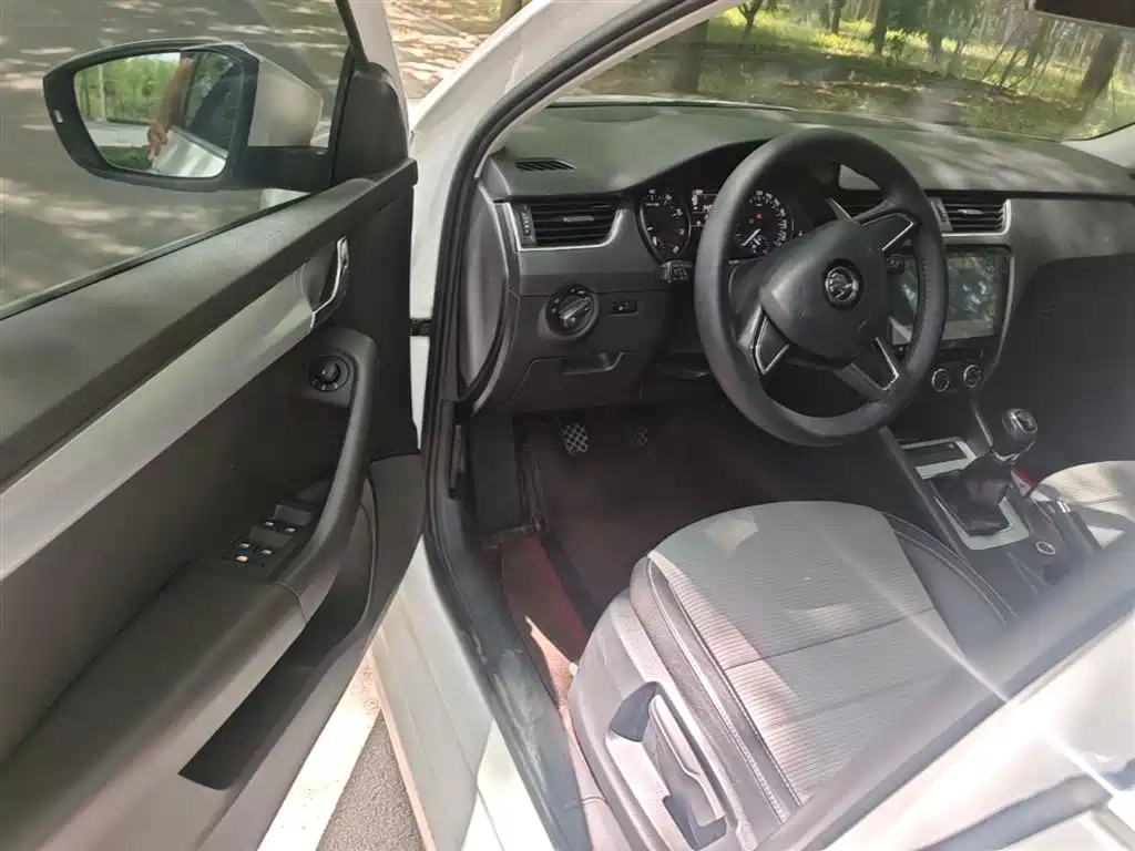 Škoda Octavia 2017 1.6L Manual ChuangXing фото 16