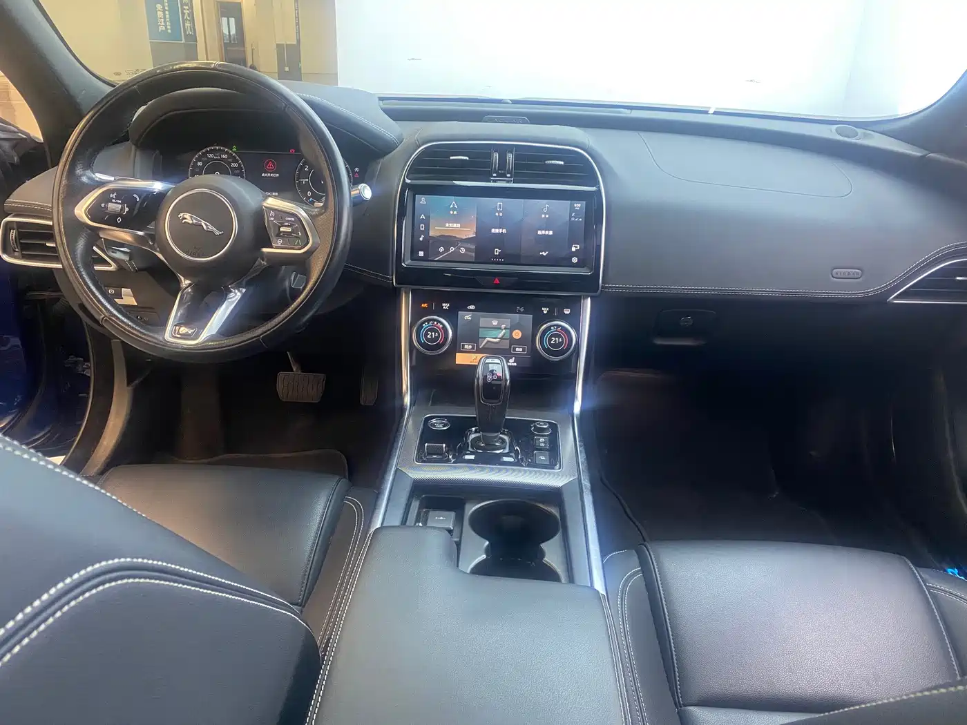 Фото 8 - Jaguar XEL
